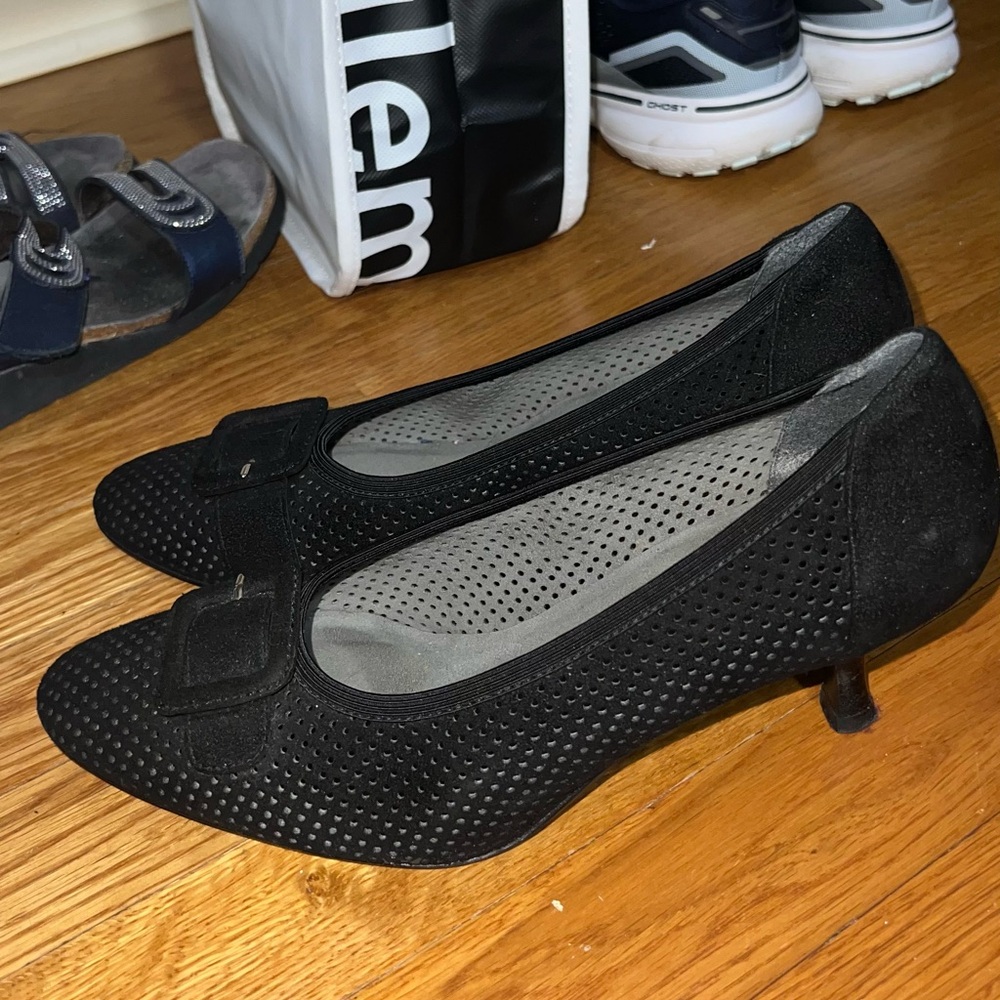 Black ballet flats